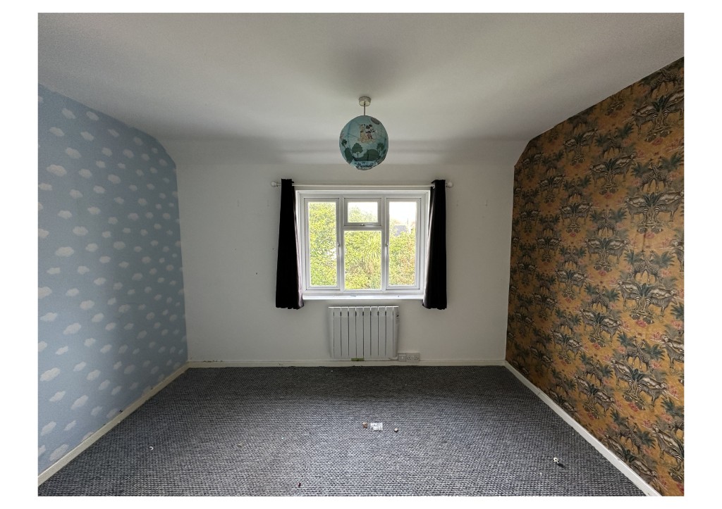 Lot: 171 - SEMI-DETACHED HOUSE WITH GARDEN TO FRONT AND REAR - Further image of Second Bedroom on the first floor